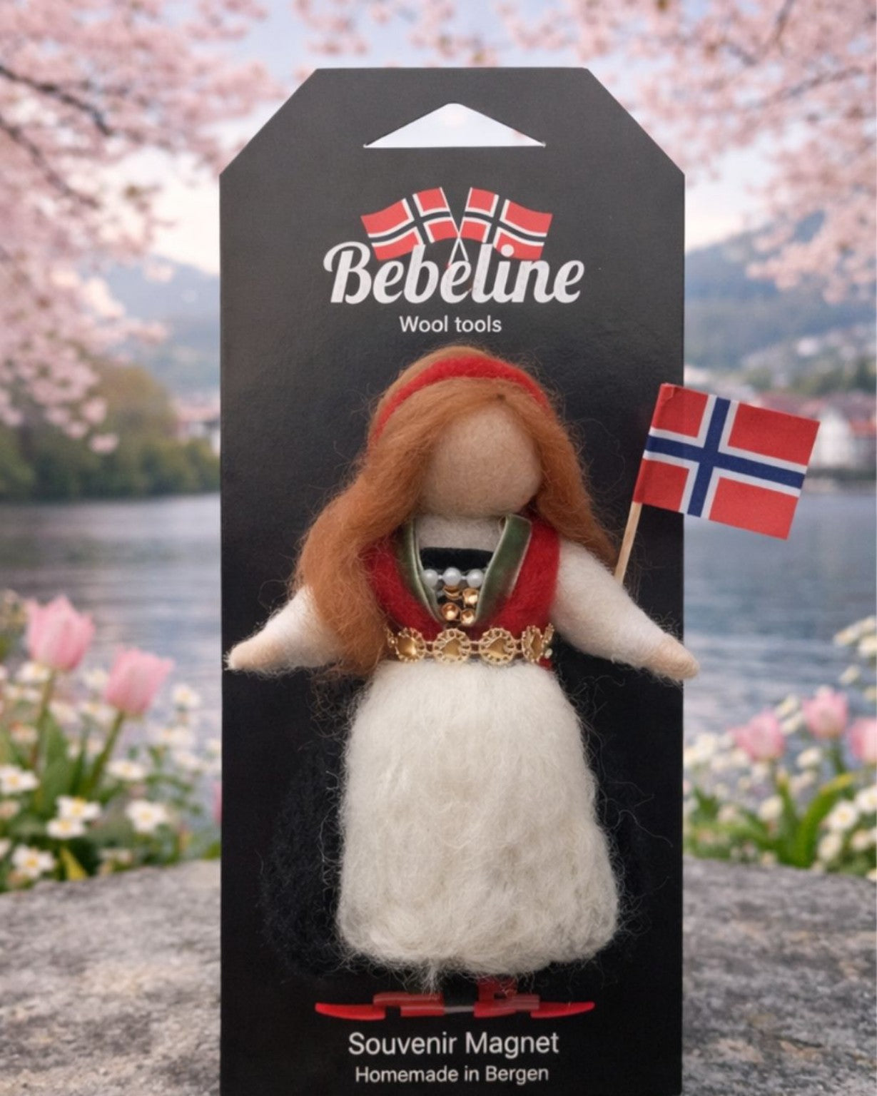 Bunad dukke magnet – håndlaget i Bergen  Hardanger inspirert